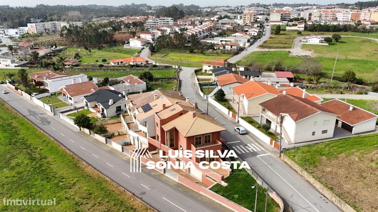 Moradia T4 Excelente Estado e Áreas | 2 Suites, Jacuzzi, Painéis...-40