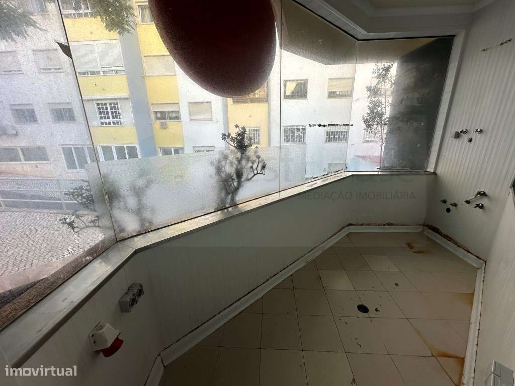 Vende-se Loja no Shopping Center de Massamá-11