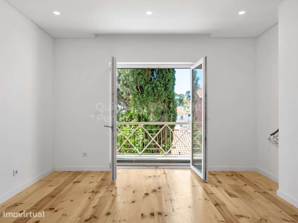 Apartamento T2 em remodelação e com garagem no Monte Estoril - Grande imagem: 4/26