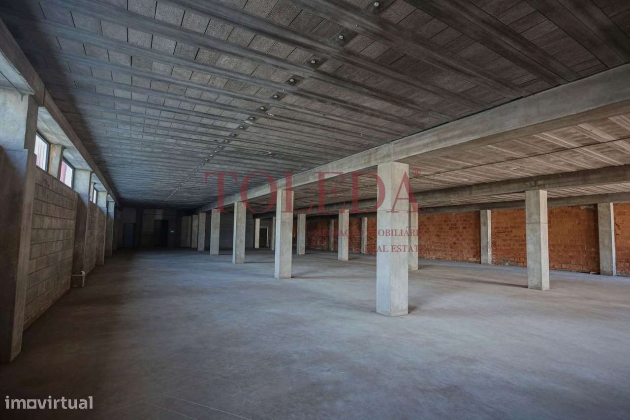Armazém com 700m2 em zona Industrial-9