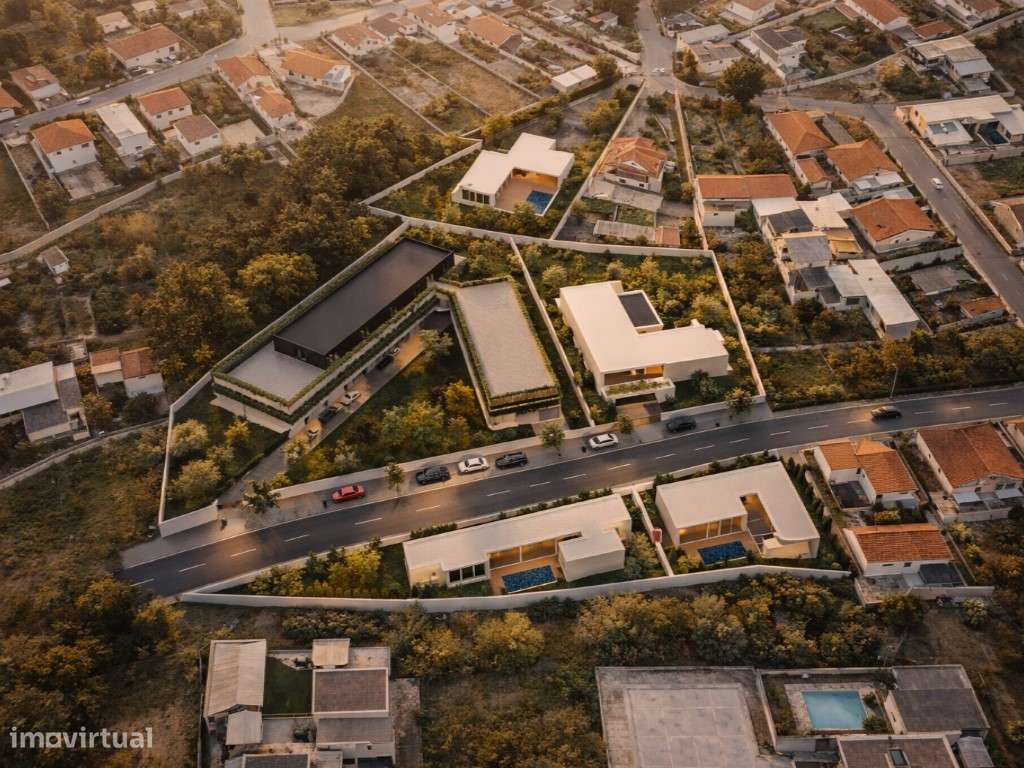 Terreno com cerca de 8000m2 e Projeto aprovado - construção 4 moradias - Grande imagem: 3/17