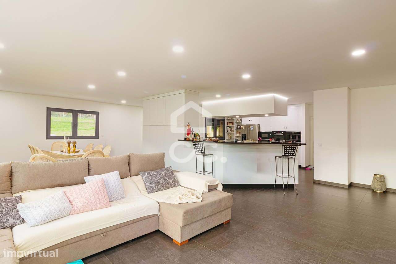 Moradia Térrea de Luxo com Cave | Conforto, Eficiência e Espaço Exteri-12