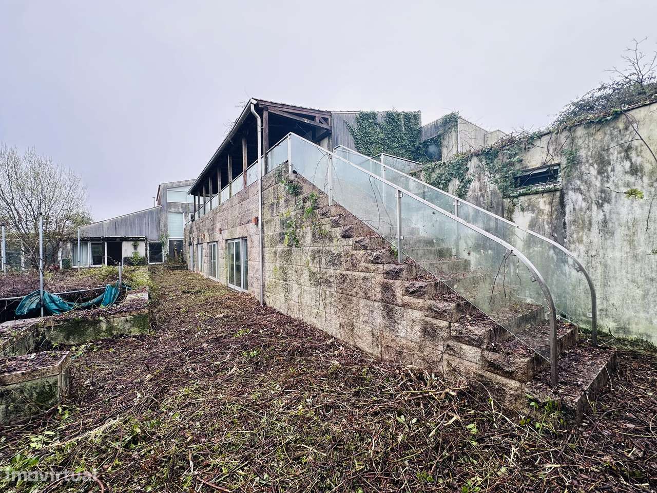 Moradia T4 com piscina, garagem e jardim em Galegos-14