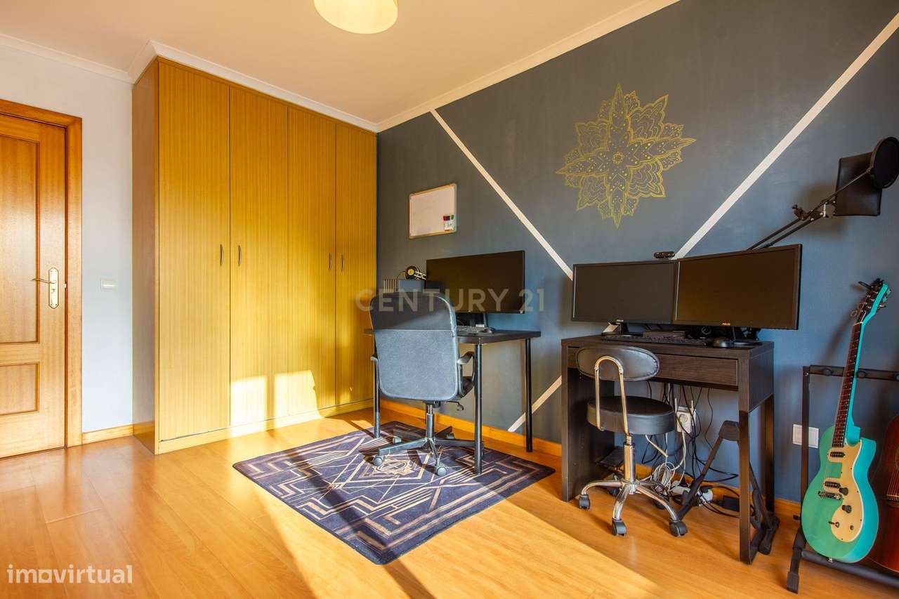 Apartamento Quatro Assoalhadas -Com Lugar de  Parqueamento - Quinta do-17