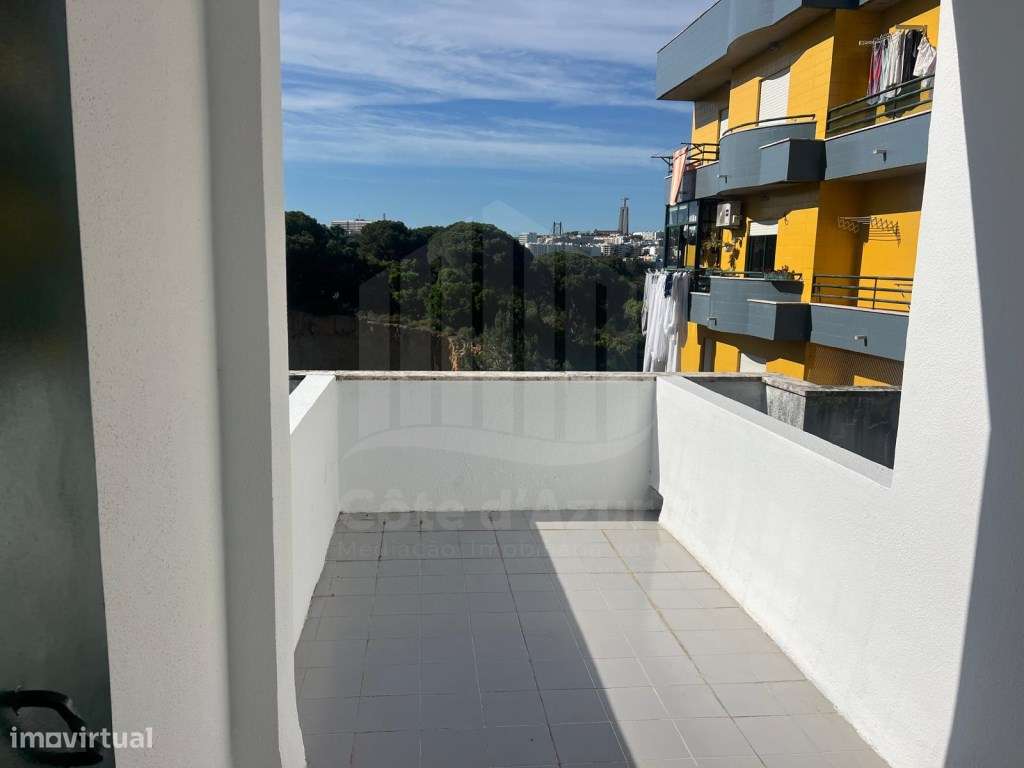 Apartamento T3 Parque da Paz no Feijó com Arrecadação e duas Varandas.-25