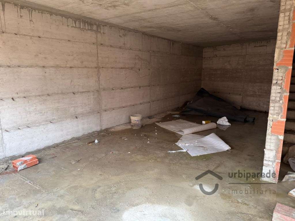 Moradia V4 na Adroana, em face de acabamento.-17