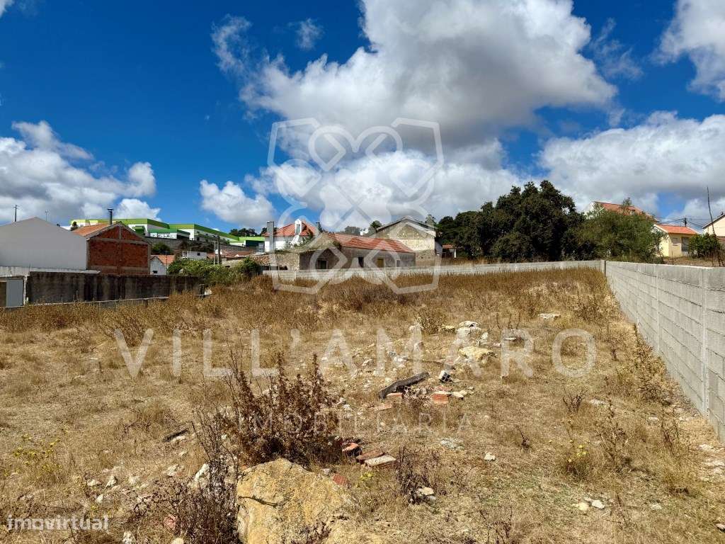 Casa térrea por recuperar com cerca de 168m2 e logradouro com 2500m2.-11