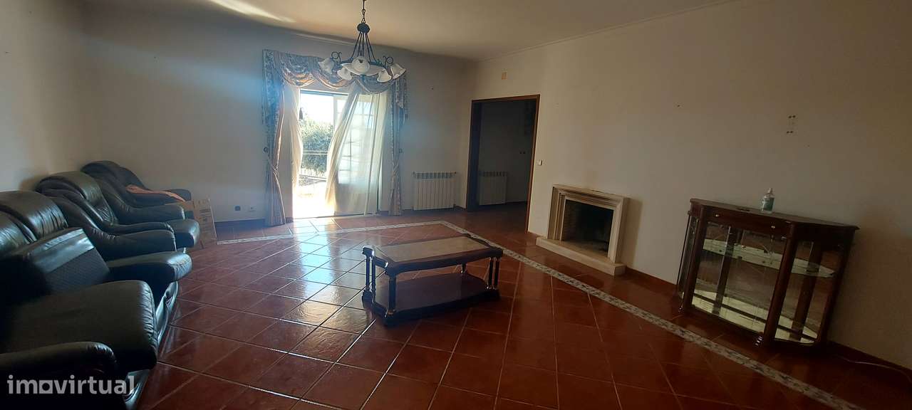 Quintinha T3+1 com sotão aproveitado em Pontével-9