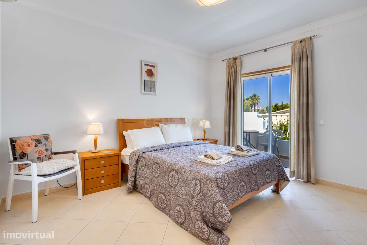 Espaçoso Apartamento T3 no Último Piso com Vista para as Piscinas no O-11