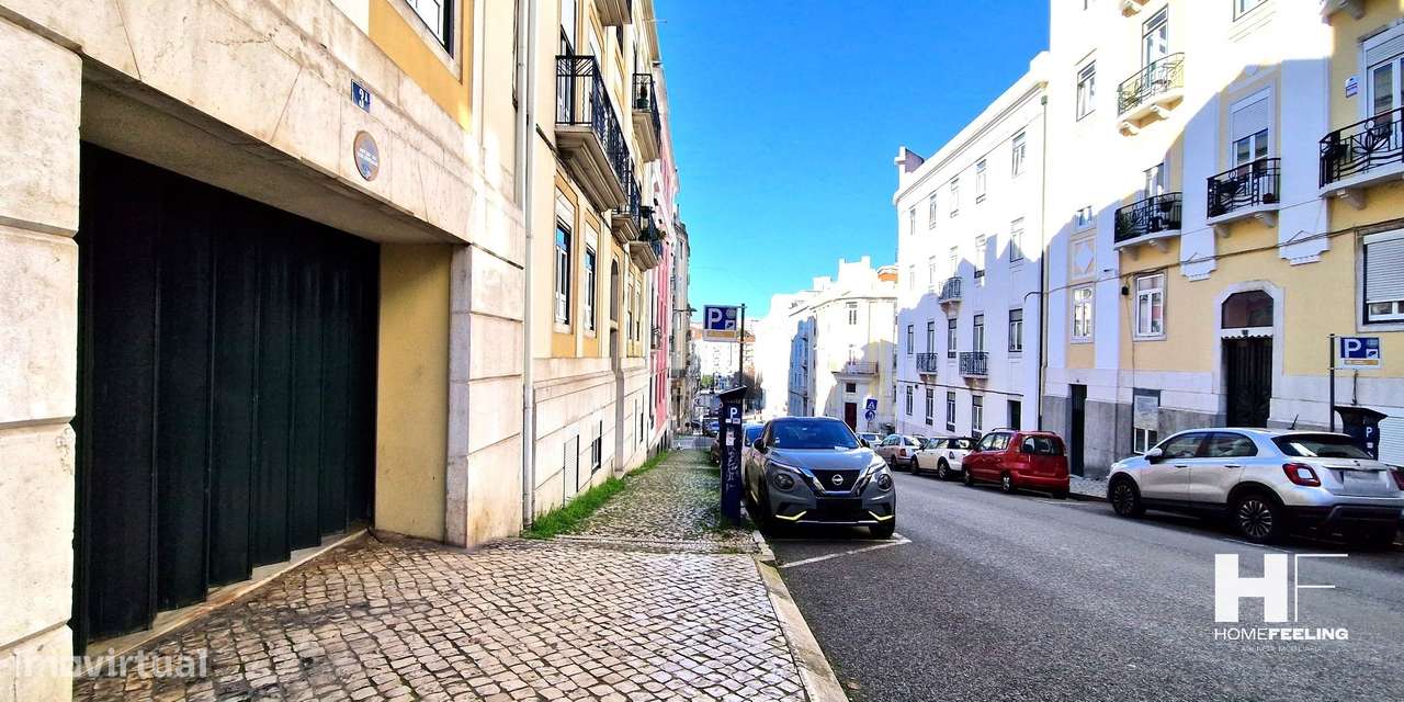 T2/3 de Charme nos Anjos: Traço Histórico, Garagem e Vista Desafogada-0