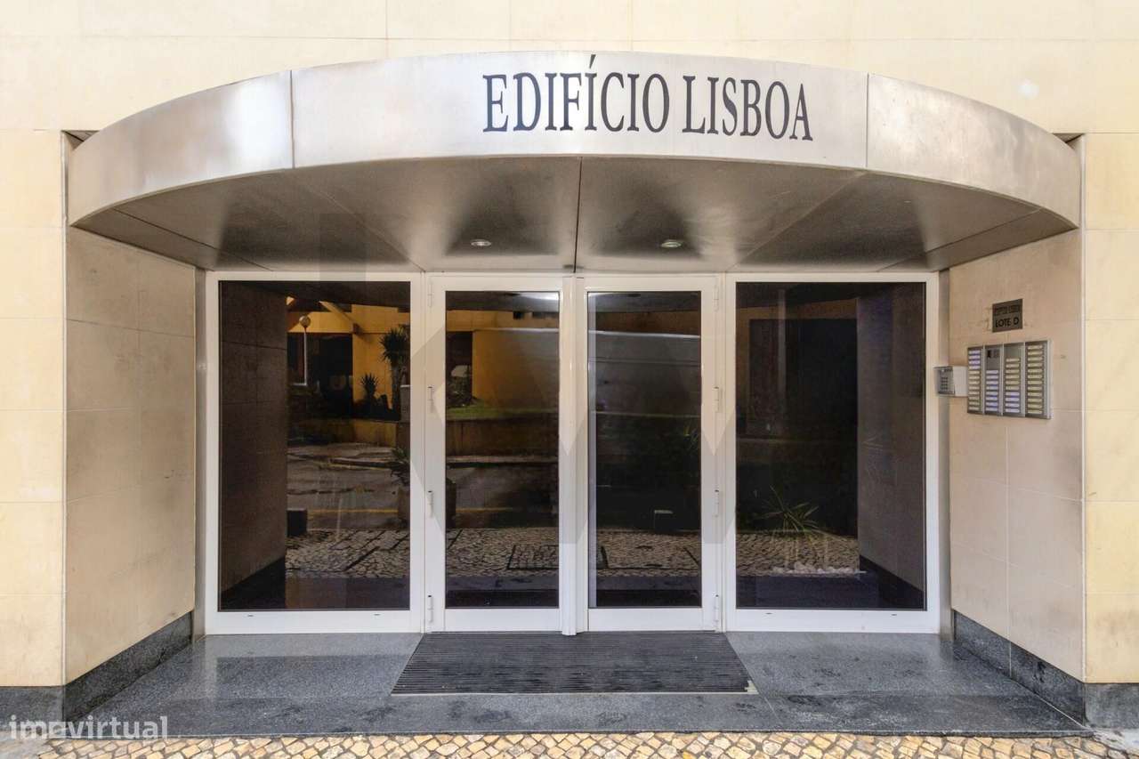 T2 com Varanda, 2 casas de banho e Estacionamento em Condomínio de ref - Grande imagem: 5/31