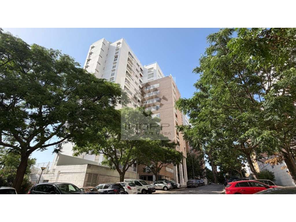 T1 com Varanda e Parqueamento na Alta de Lisboa / Quinta do Lambert-21