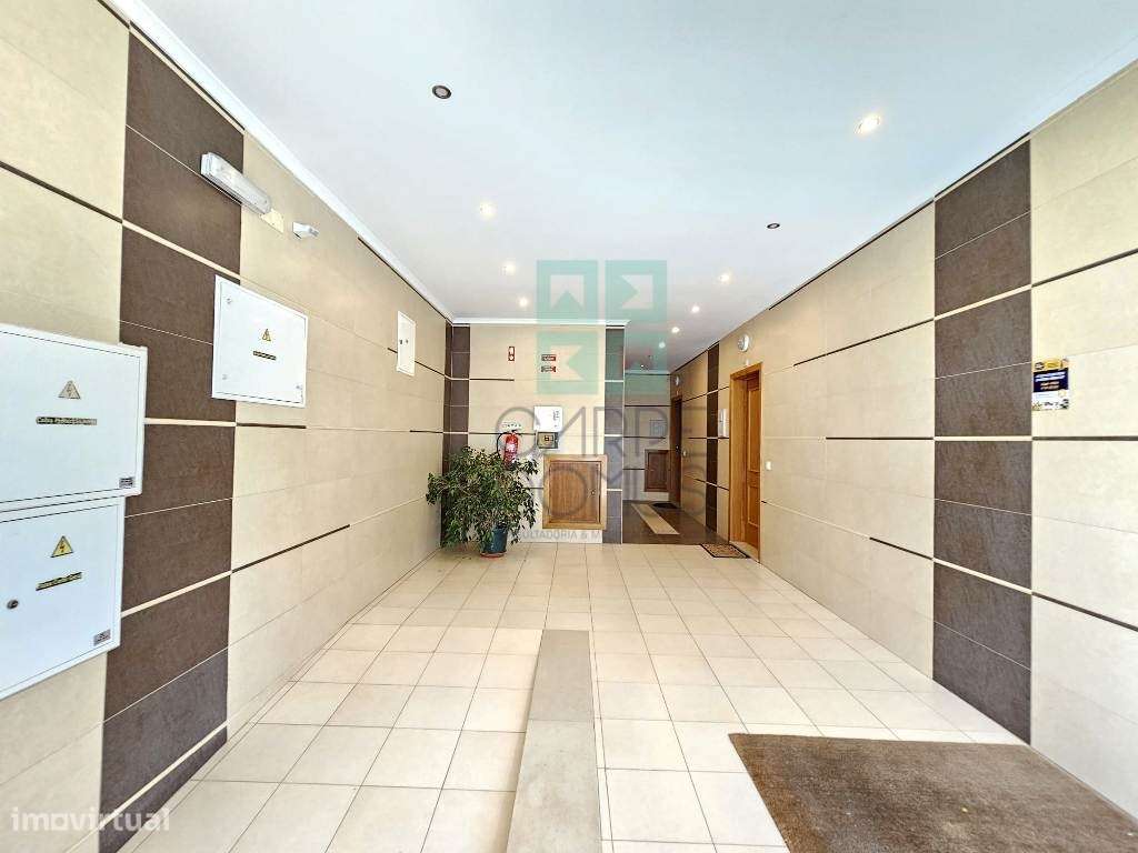 Espaçoso apartamento T3, com parqueamento, junto centro de Loulé, A...-6