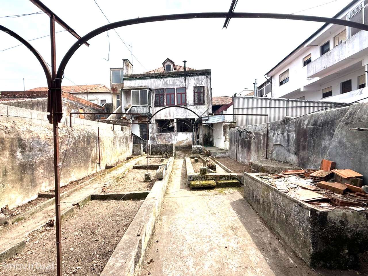 Moradia de Traça Apalaçada com Lojas  no Centro Histórico de Ovar-49