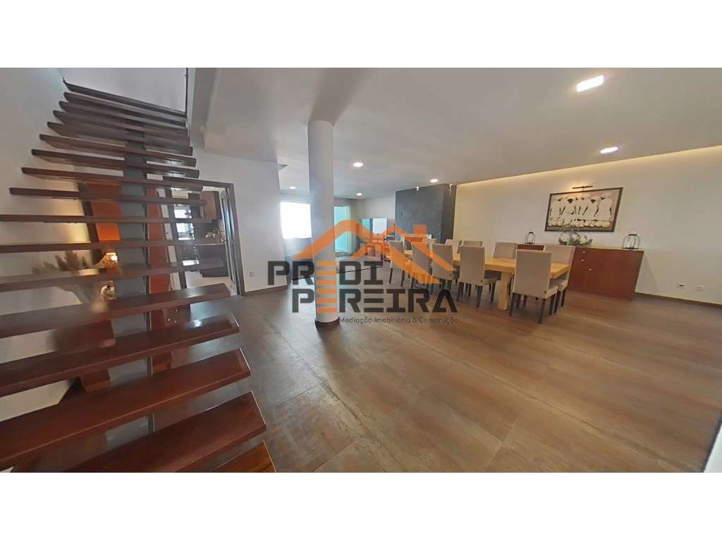 Moradia geminada T5, com piscina e churrasqueira , em Caneças. - Grande imagem: 1/50