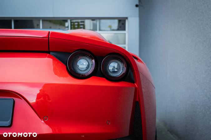 Ferrari 812 Superfast - 12