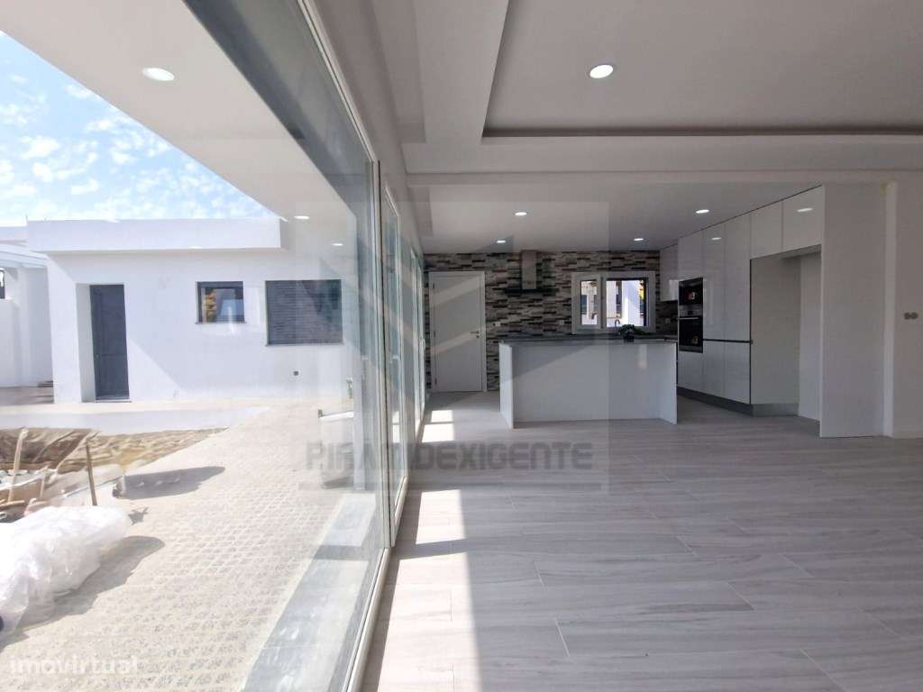 Moradia Isolada, Fernão Ferro, 2 Suítes, open space 46m2-21