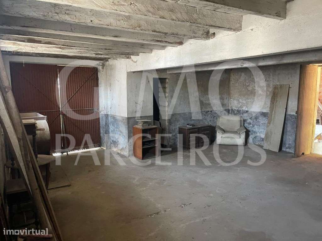 Moradia T4 para Remodelar em Oliveirinha + Terreno a poucos minutos...-12