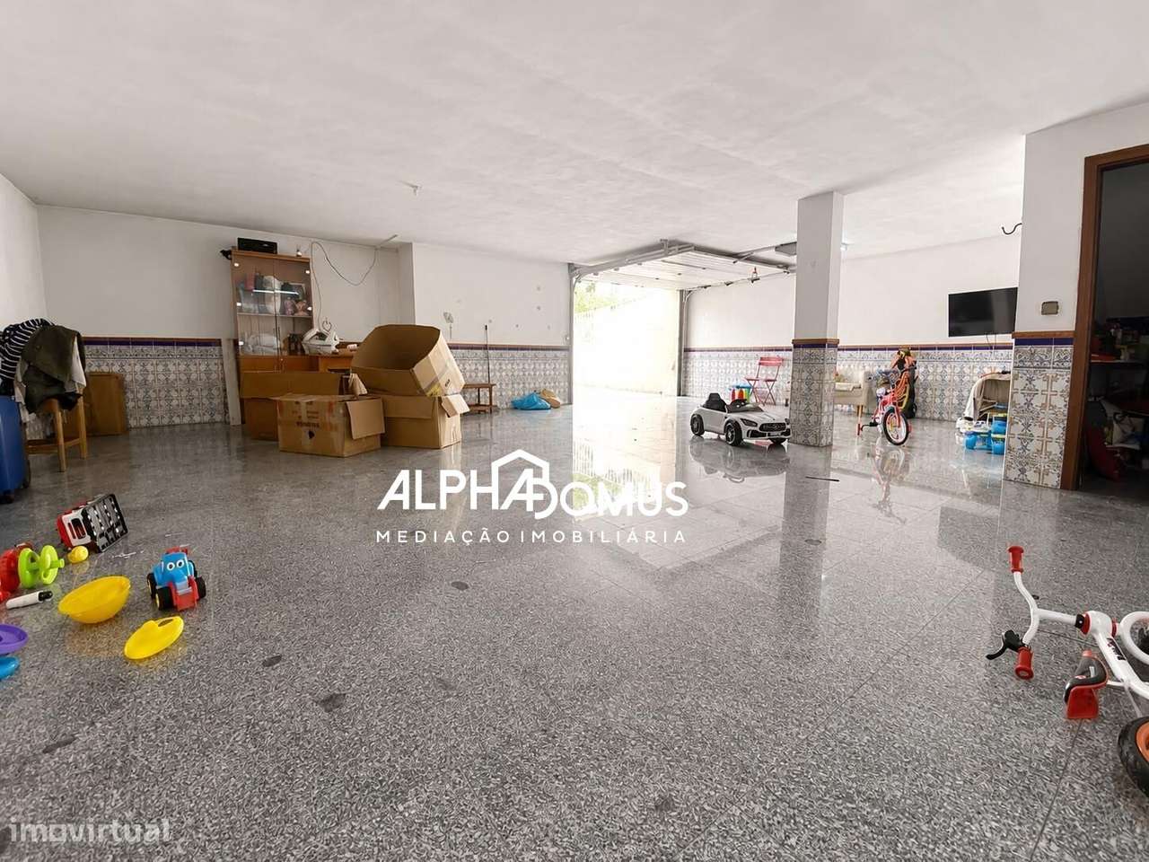Moradia T4 com Suite, Sotão, Garagem e Espaço Exterior em Valença-36