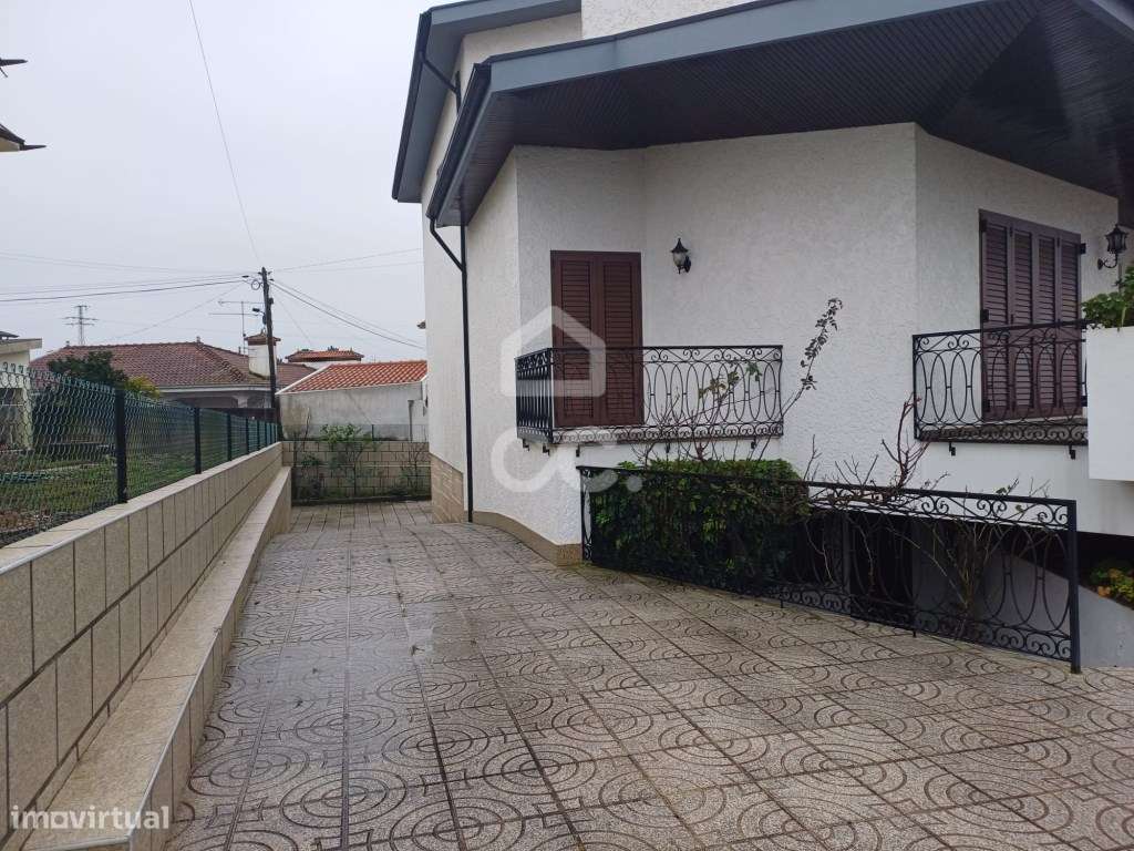 Moradia Bi-familiar T5+T2 em Palmeira, Santo Tirso-39