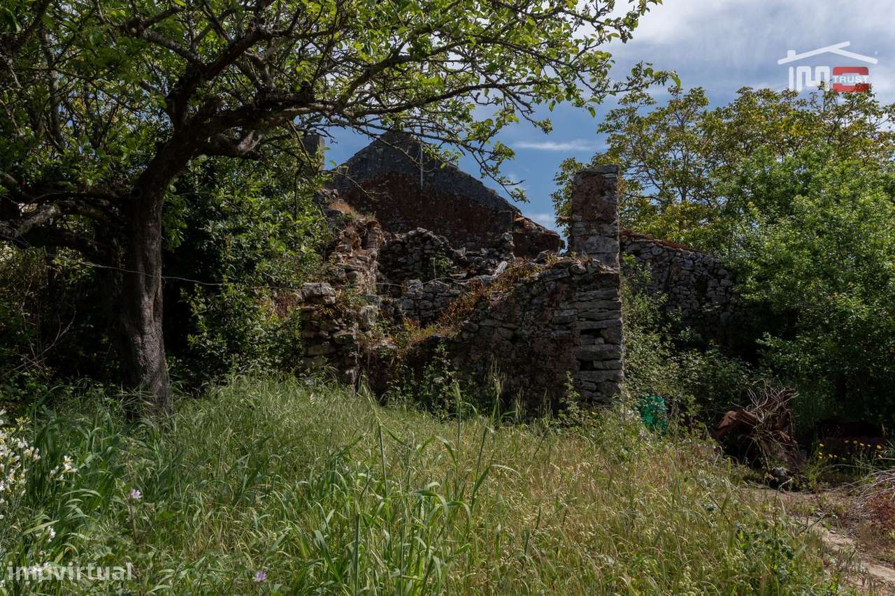 Moradia T3 para reconstrução em Crespos, S. Mamede-18