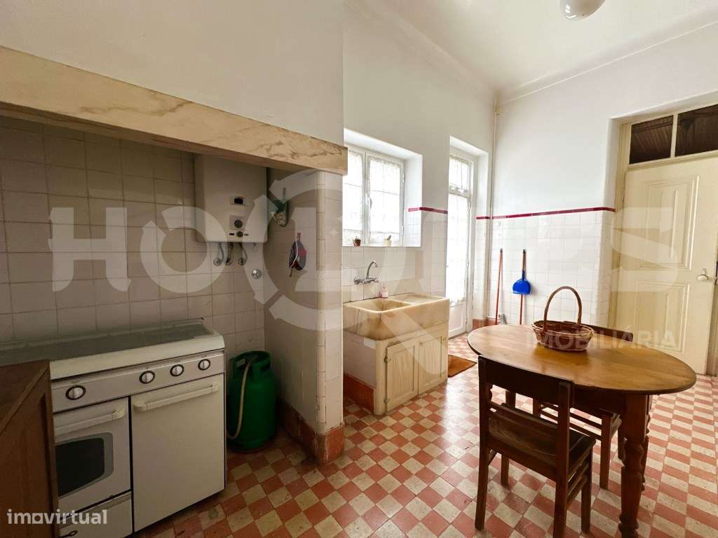 Moradia Secular de Charme | Casa + Jardim + Anexos | Potencial Hote...-11