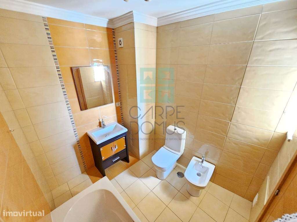 Espaçoso apartamento T3, com parqueamento, junto centro de Loulé, A...-38