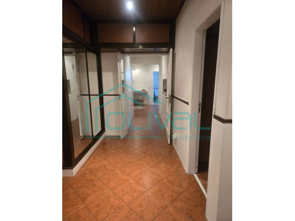 Apartamento T4 com terraço e arrecadação-28