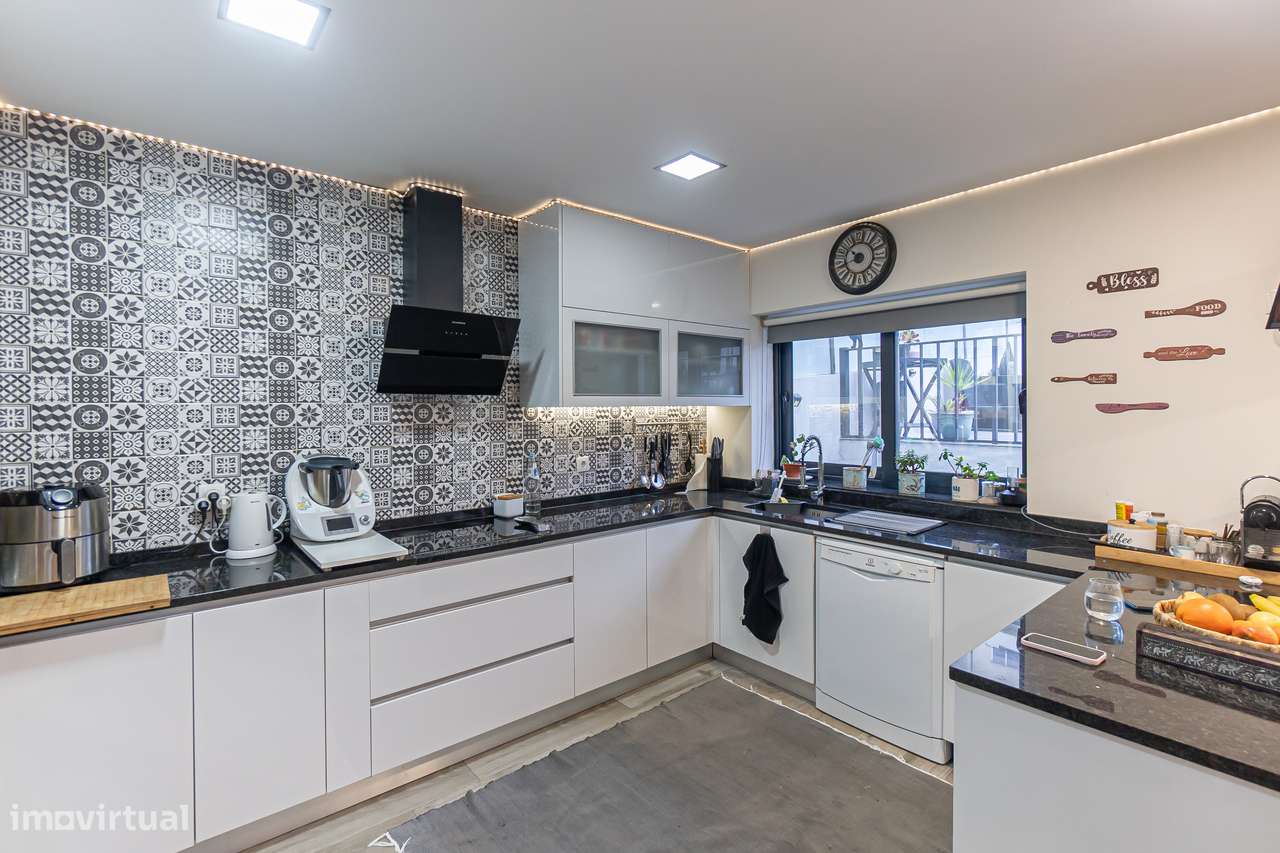 Moradia T4+1 renovada com anexo e jardim em Canidelo-6