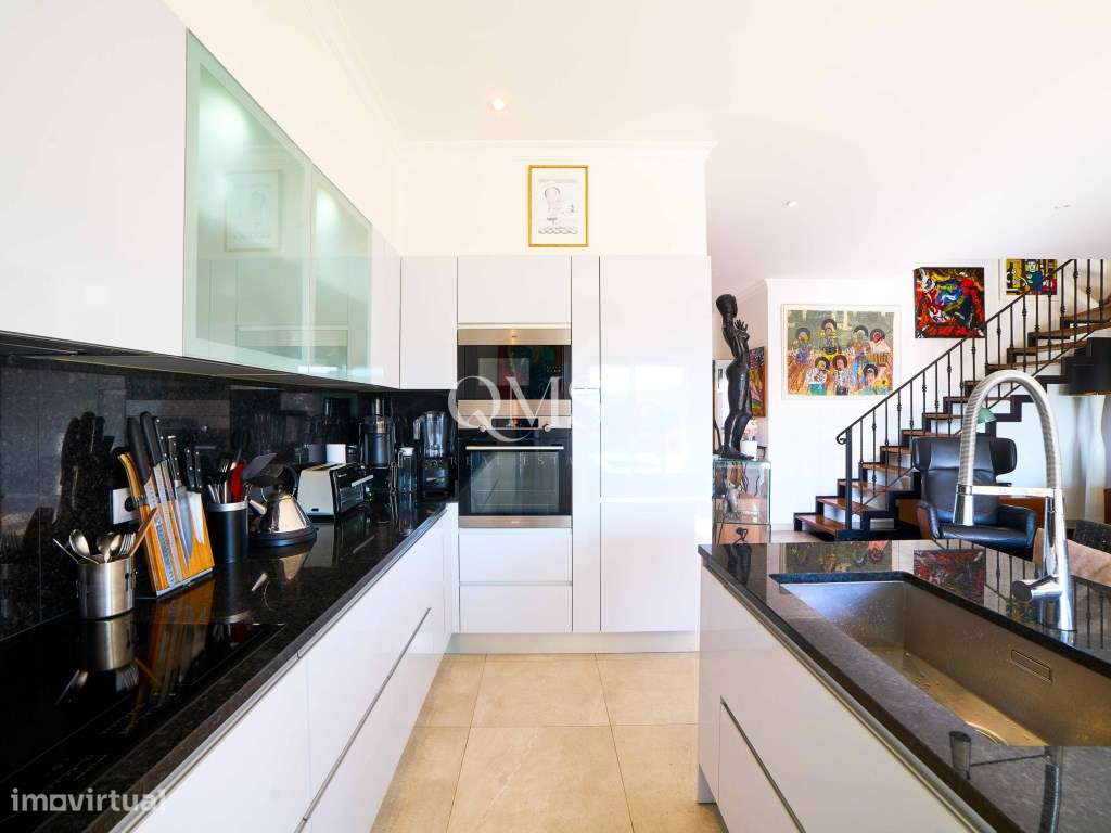 Duplex contemporâneo de três níveis em Santa Bárbara de Nexe, Algarve-13
