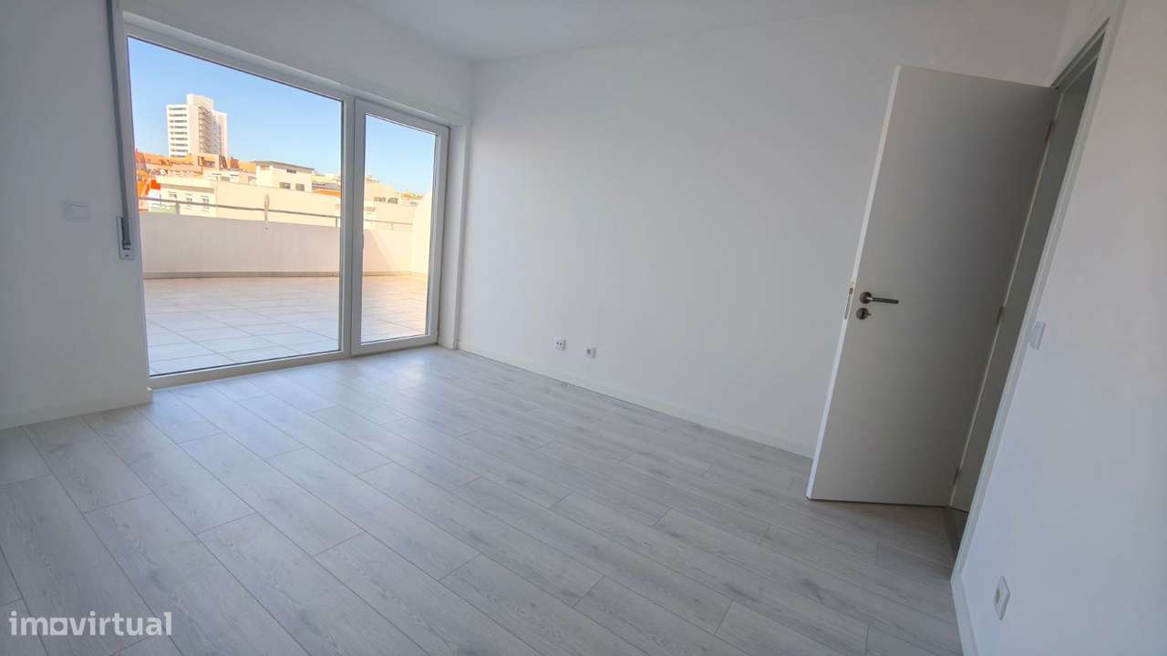 Apartamento T2 com parqueamenti e terraço. Vistas de mar-22