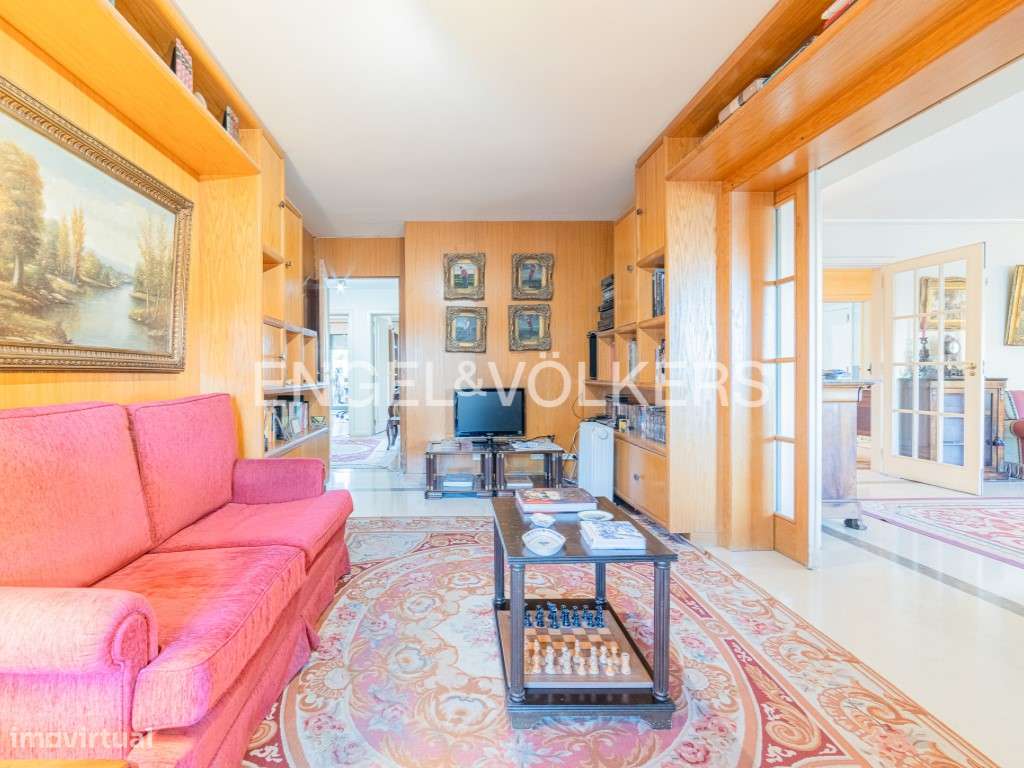 Excelente T4 inserido em condomínio de prestígio nas Avenidas Novas - Grande imagem: 5/36