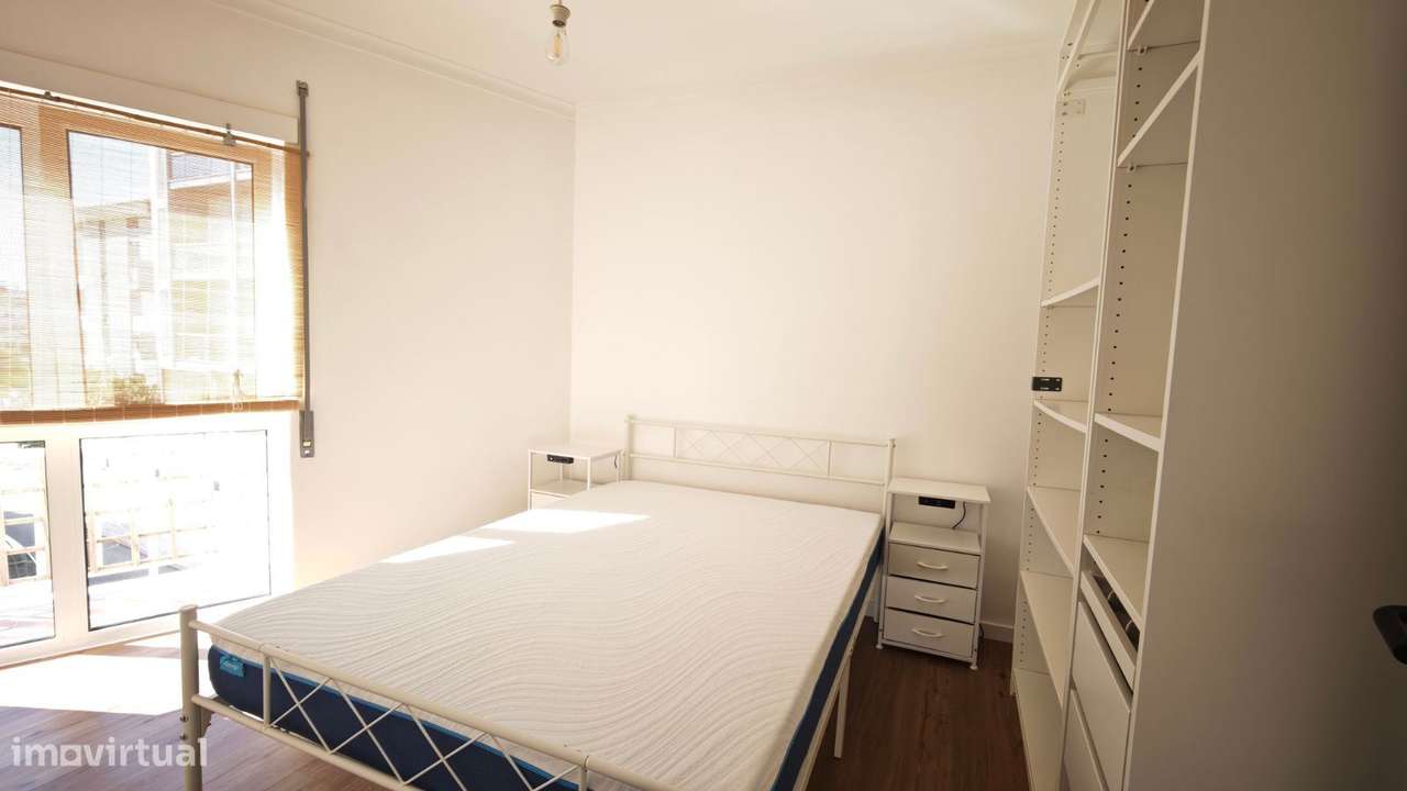 Apartamento T2 remodelado, com varanda e sótão. Centro da cidade.-14