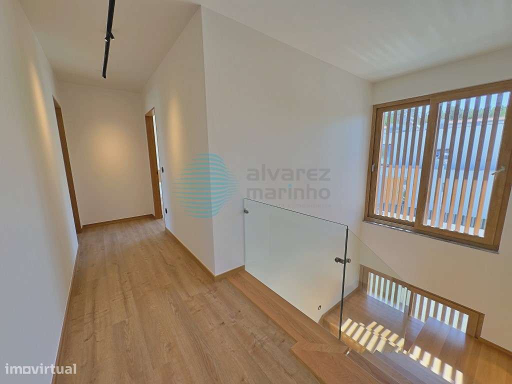 Moradia T4 Independente de Design Contemporâneo com Piscina e Garagem-12