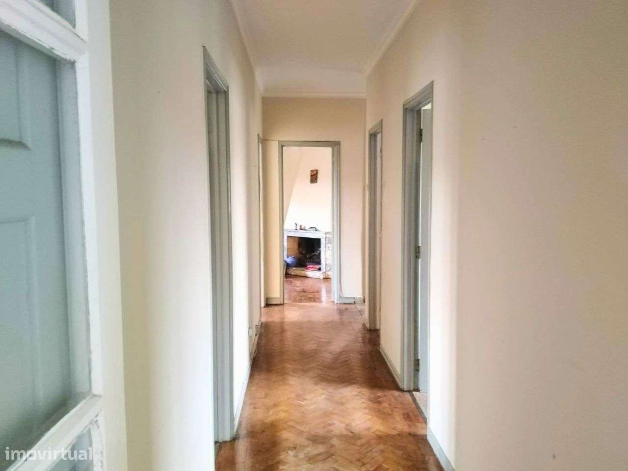 Moradia com 2 pisos a necessitar de obras de melhoramento. - Grande imagem: 1/19