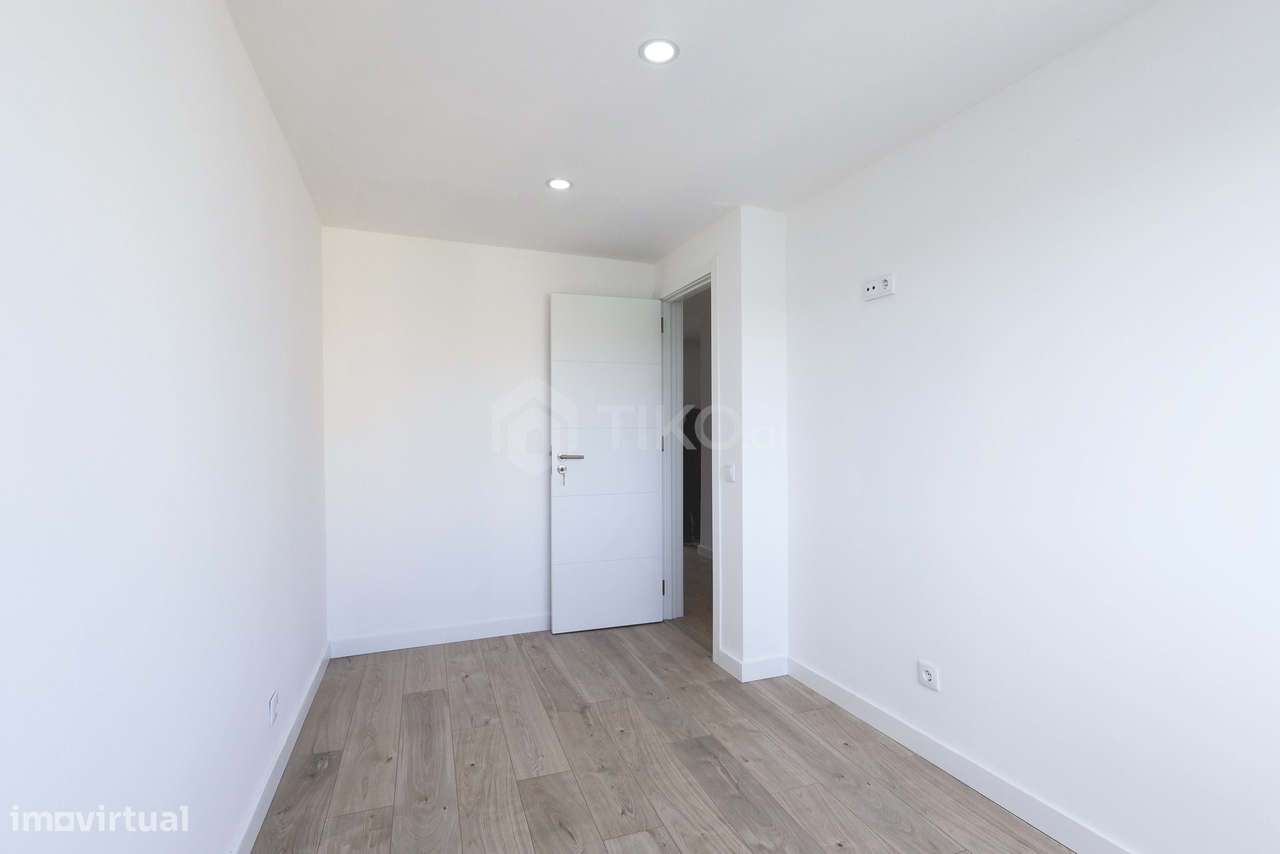 T3 Totalmente remodelado em Alverca – Pronto a habitar | Excelente loc-17