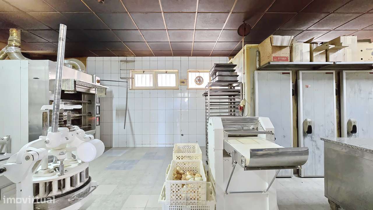 Amplo Espaço Comercial em Sarrazola – Cacia-13