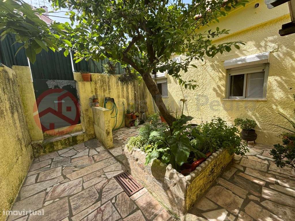 Moradia com dois apartamentos independentes no Laranjeiro, Almada-25