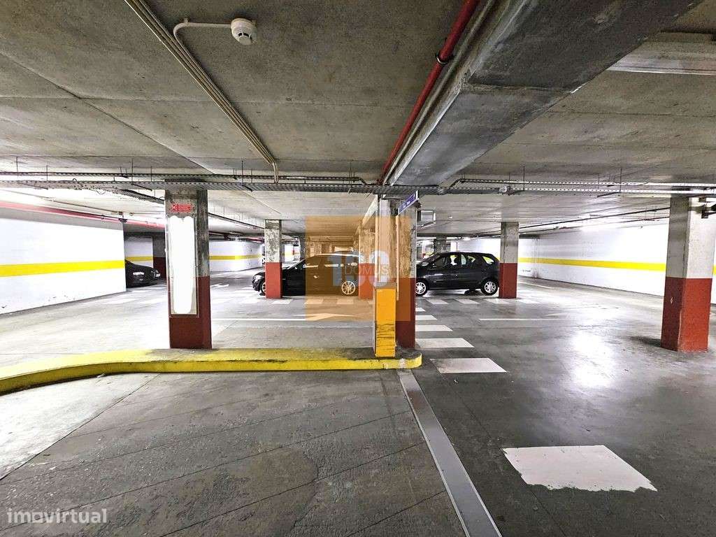Lugar de estacionamento em S. Mamede Infesta - Grande imagem: 5/16