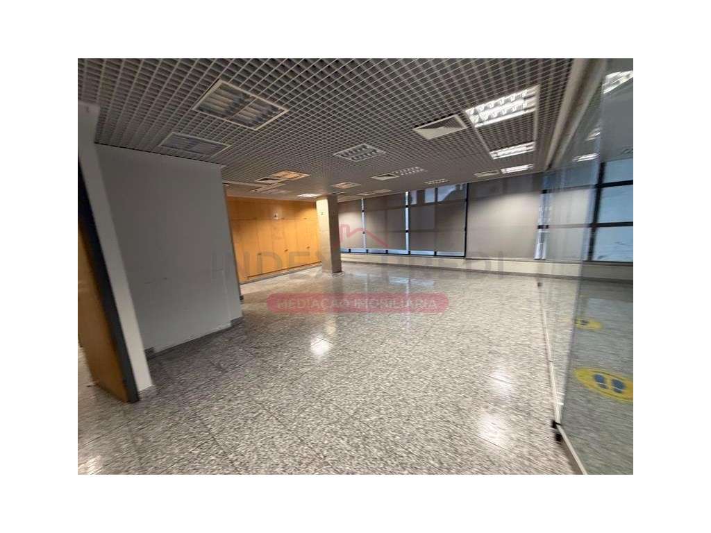 Ampla Loja com cave - Vila Nova de Poiares-3