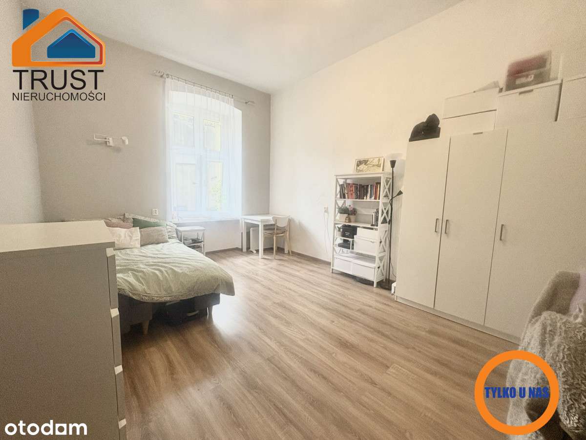 Przestronna, kawalerka w ścisłym centrum!-0