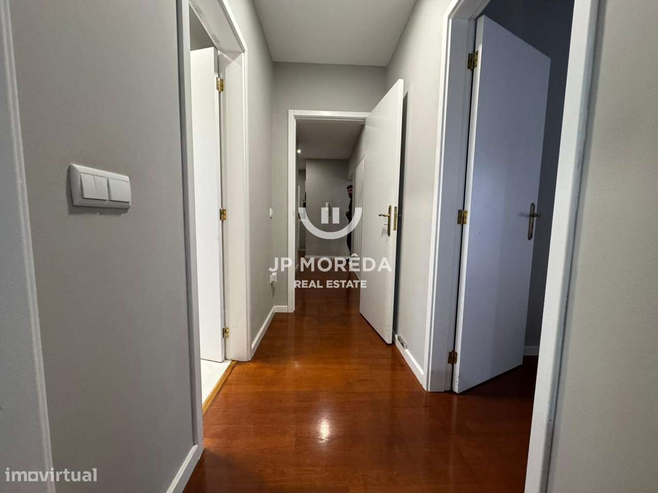 T2 com varanda, garagem e elevador no centro de Santo Tirso-10