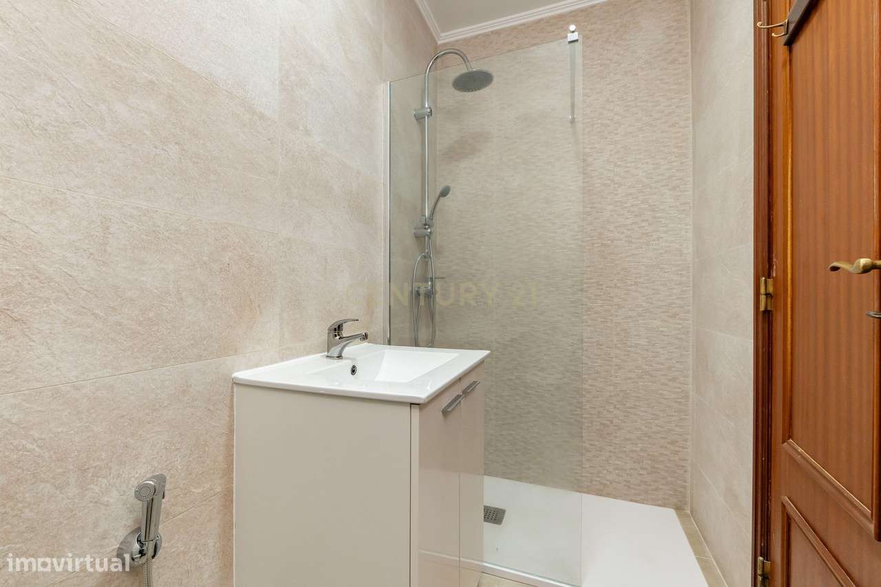 Maravilhoso T1 Remodelado | Moscavide | Excelente Exposição Solar-17