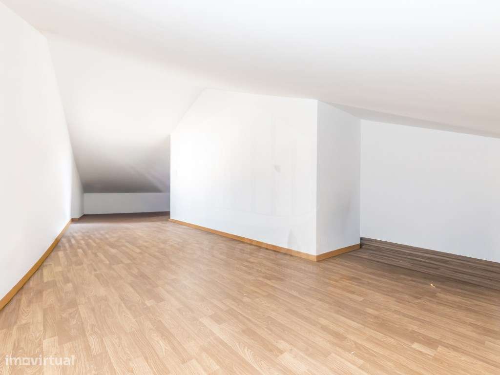 Moradia T2+1 com jardim e Sótão em Fernão Ferro-23