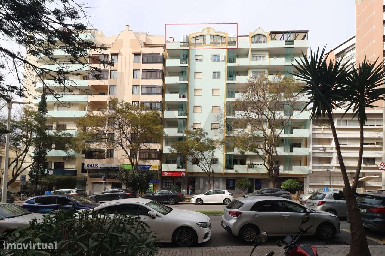 Apartamento T2 exclusivo no último piso do Edifício Royal com terraço-48