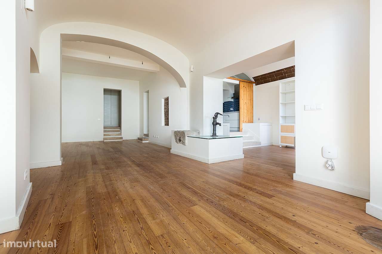 Moradia de luxo com 3 suites, pátio e varandas junto aos Meninos da Gr-1