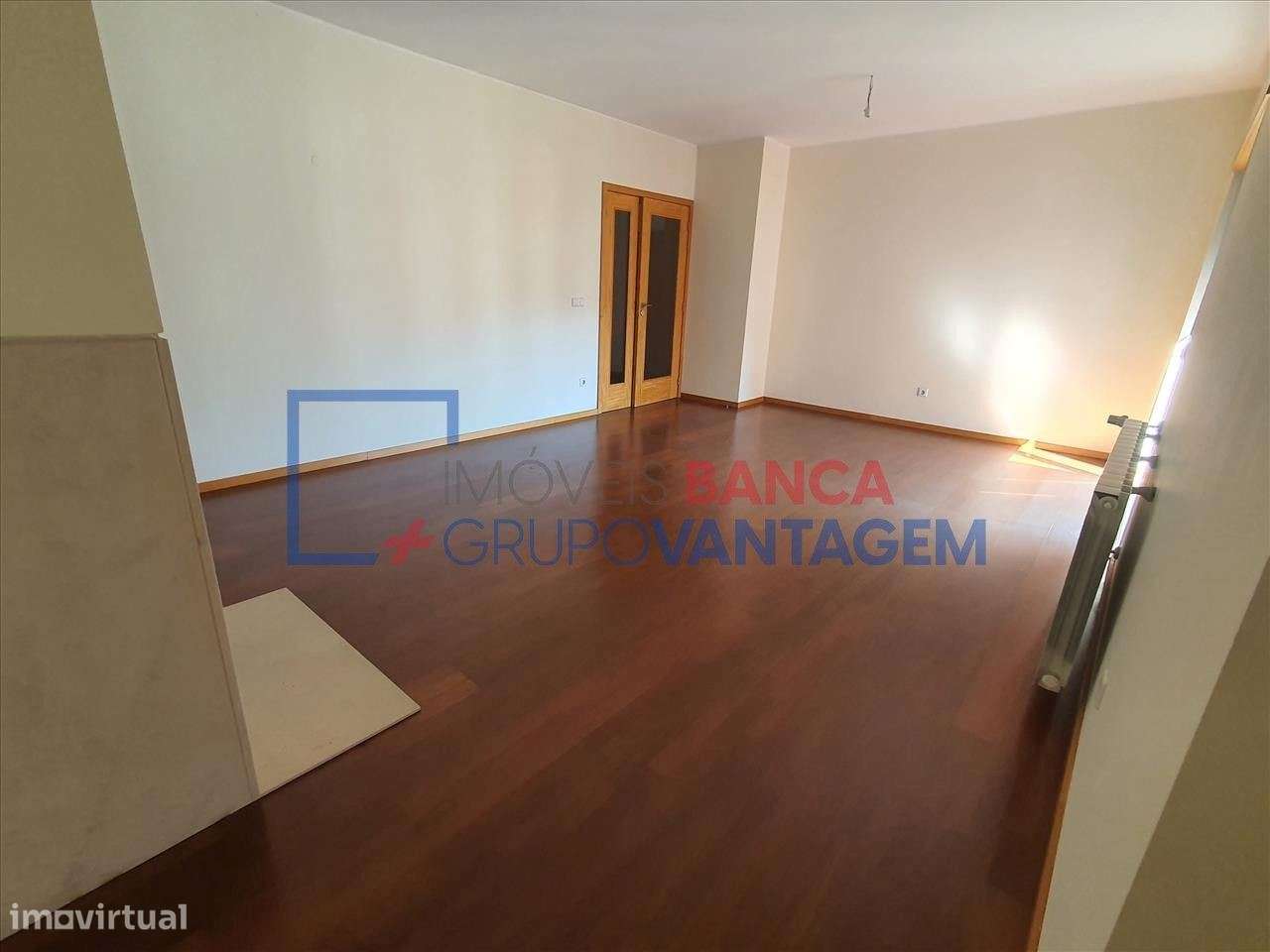 Apartamento T4 com arrumos e garagem - Grande imagem: 4/22