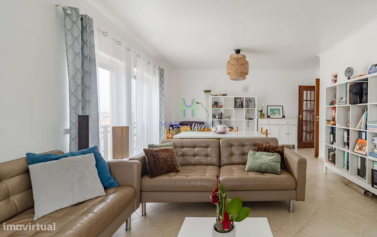 Apartamento T3 no último Piso, com 3 Frentes e Vistas Desafogadas em L-3