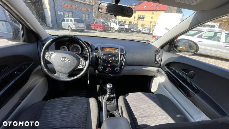 Kia Ceed - 12