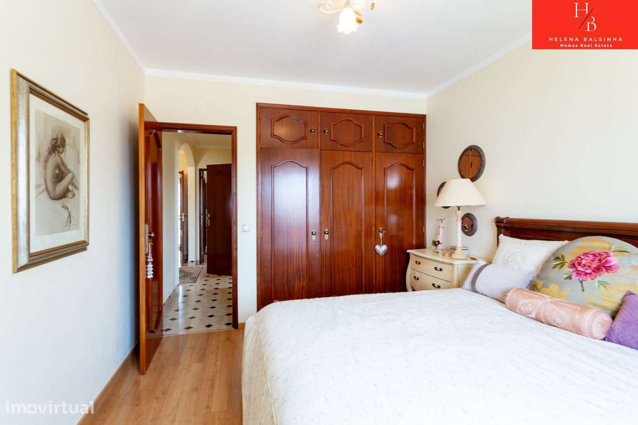 Bonita moradia V6, situada nos Casais de São Lourenço, junto à pra-50